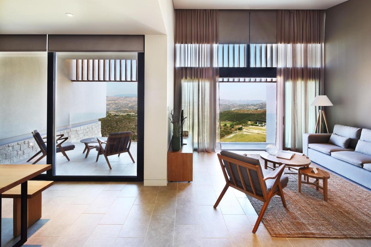 Minthis Resort Tsadha Buitenkant foto The interior of a typical suite at the hotel
