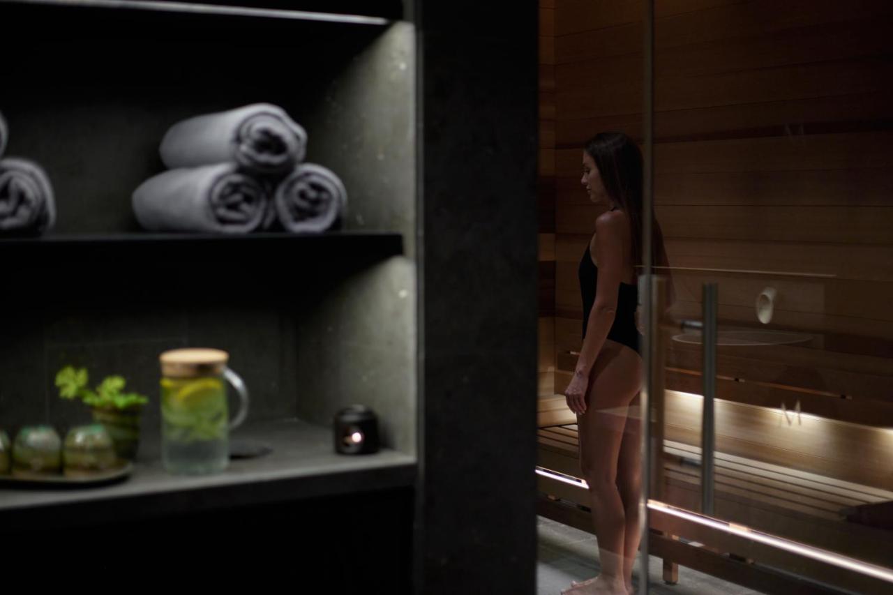 Minthis Resort Tsadha Buitenkant foto A woman in a sauna